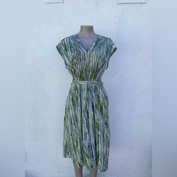 Banana Republic Dresses & Skirts - Banana Republic Green and White Midi Dress